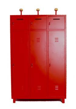 Feuerwehrschrank Serie Budget - Komplettset mit Türen und Füssen ! 3 Abteile  je oben 1 Wertfach unten für Mäntel und Ausrüstung - Helmhalter - Mass: 118,5 breit x 50 tief  x 190 cm hoch mit Füsse - Lieferzeit sofort ! Topseller- Preisstar ! 